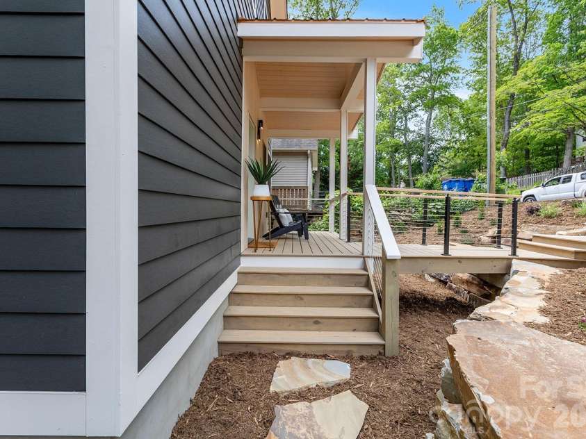 121 Laurel Loop, Asheville, NC 28806.  MLS# CAR4387340, YatesRealty ID 28606. 