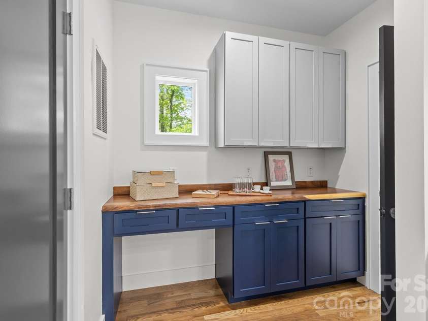 121 Laurel Loop, Asheville, NC 28806.  MLS# CAR4387340, YatesRealty ID 28606. 