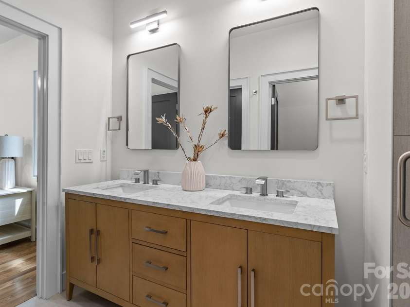 121 Laurel Loop, Asheville, NC 28806.  MLS# CAR4387340, YatesRealty ID 28606. 