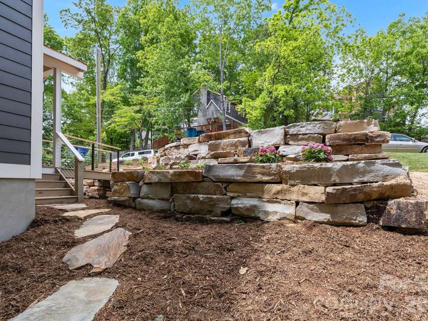 121 Laurel Loop, Asheville, NC 28806.  MLS# CAR4387340, YatesRealty ID 28606. 