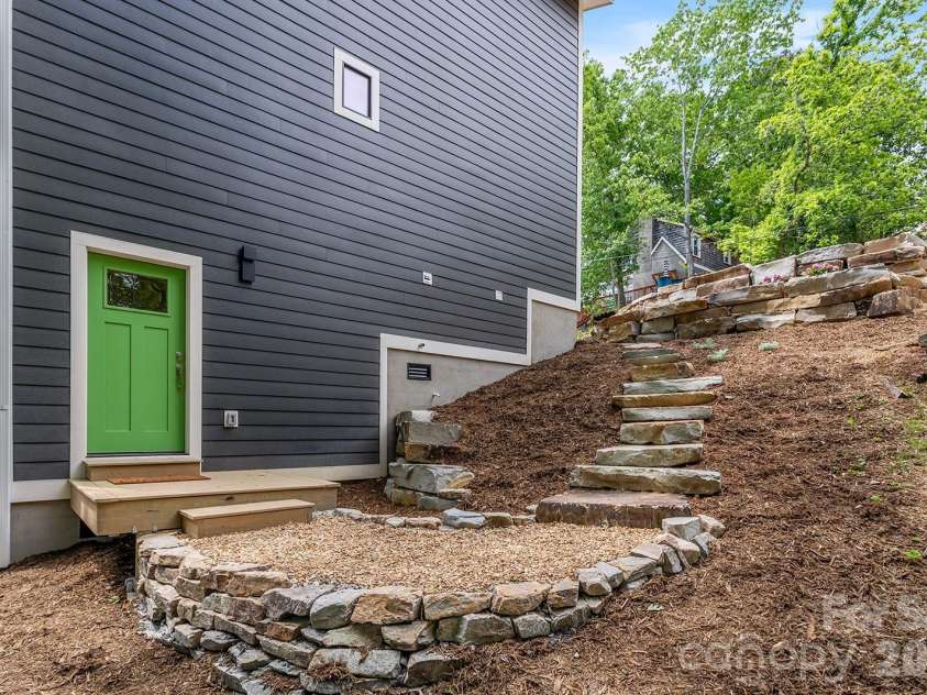 121 Laurel Loop, Asheville, NC 28806.  MLS# CAR4387340, YatesRealty ID 28606. 