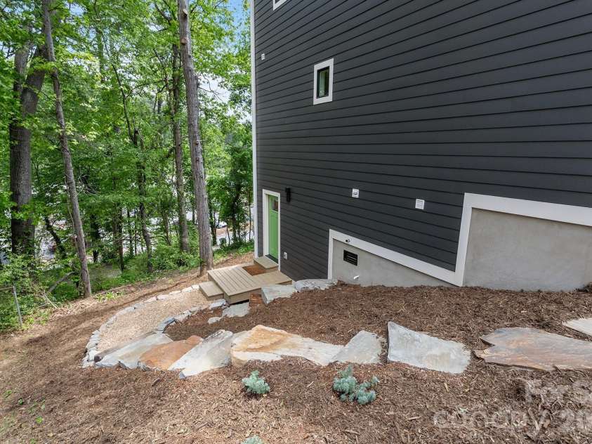 121 Laurel Loop, Asheville, NC 28806.  MLS# CAR4387340, YatesRealty ID 28606. 