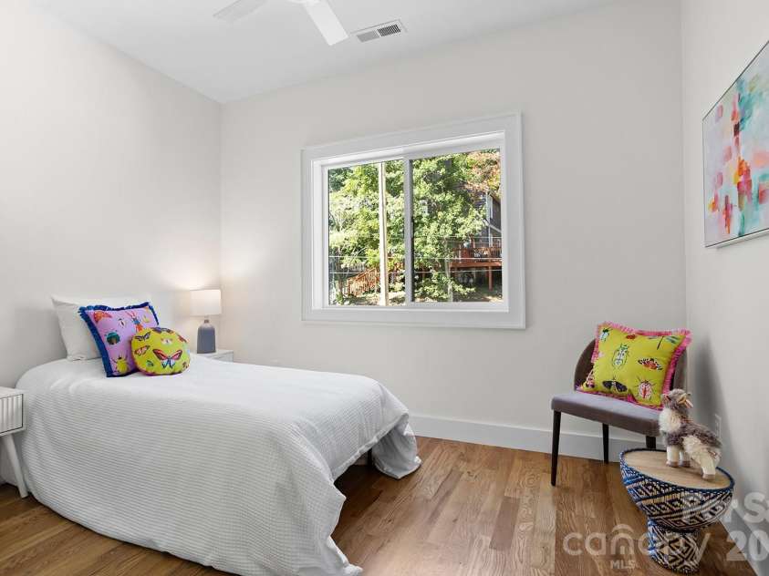 121 Laurel Loop, Asheville, NC 28806.  MLS# CAR4387340, YatesRealty ID 28606. 