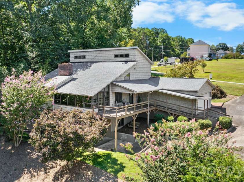 3910 6th Street, Hickory, NC 28601.  MLS# CAR4216822, YatesRealty ID 2861. 