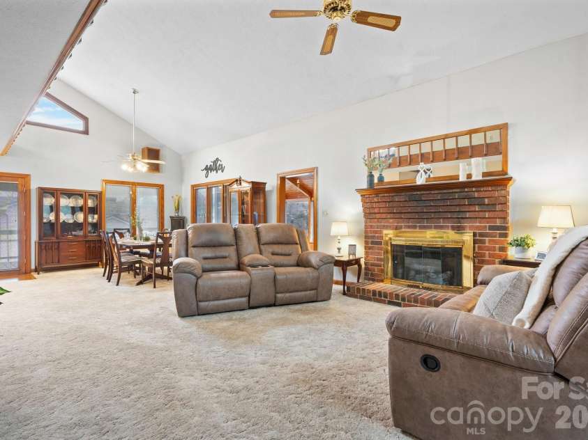 3910 6th Street, Hickory, NC 28601.  MLS# CAR4216822, YatesRealty ID 2861. 