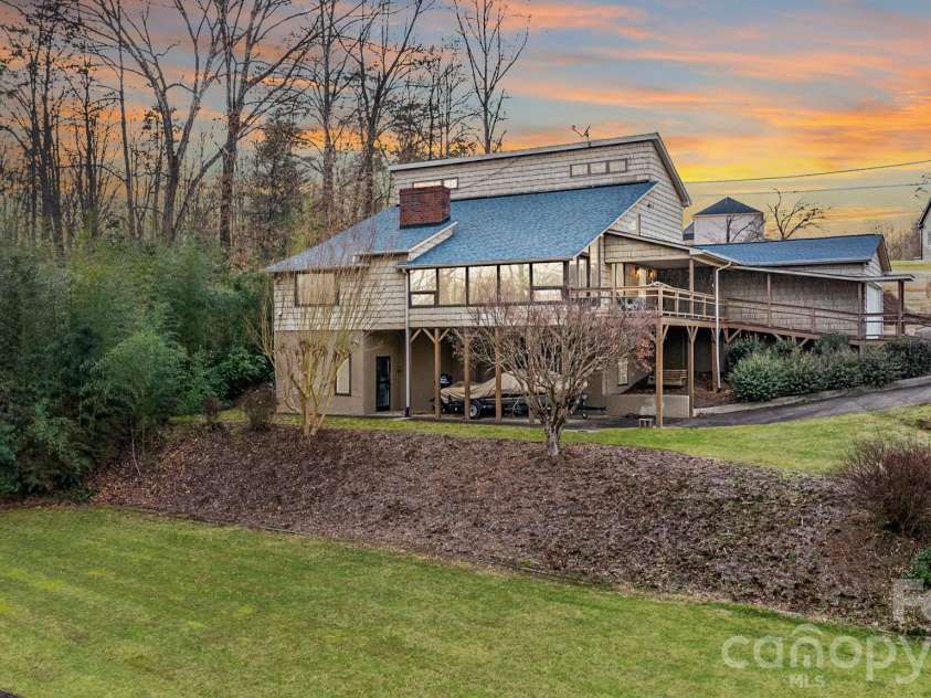 3910 6th Street, Hickory, NC 28601.  MLS# CAR4216822, YatesRealty ID 2861. 