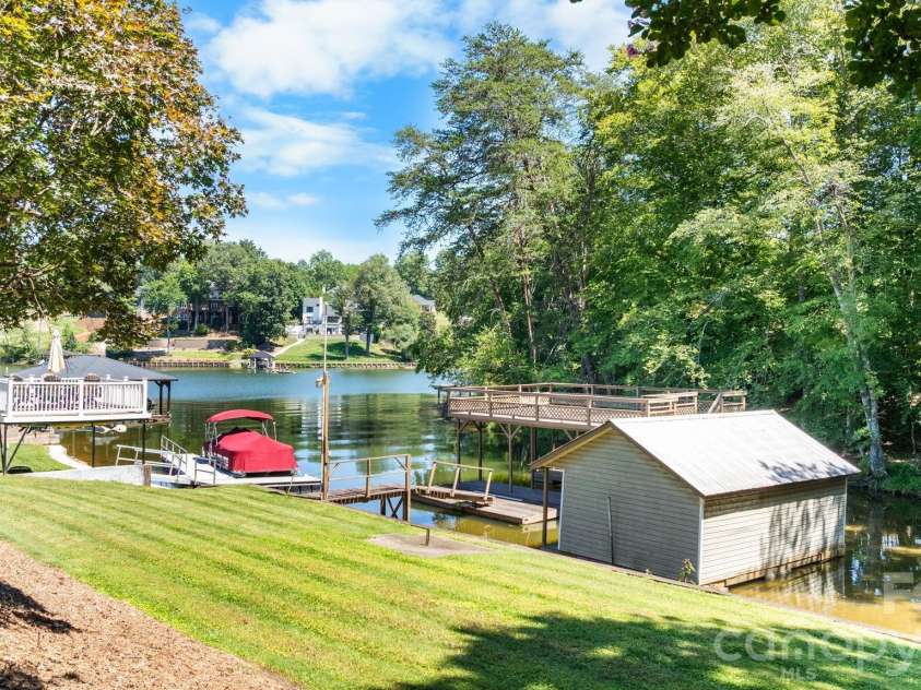 3910 6th Street, Hickory, NC 28601.  MLS# CAR4216822, YatesRealty ID 2861. 