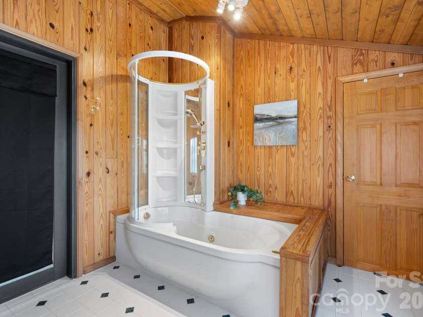 3910 6th Street, Hickory, NC 28601.  MLS# CAR4216822, YatesRealty ID 2861. Custom jetted tub