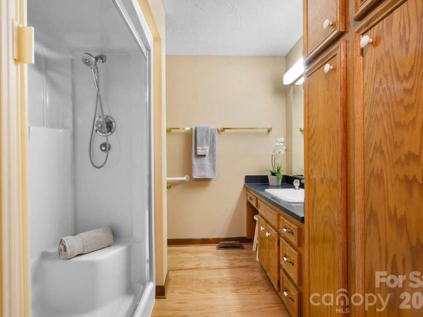 3910 6th Street, Hickory, NC 28601.  MLS# CAR4216822, YatesRealty ID 2861. Ensuite