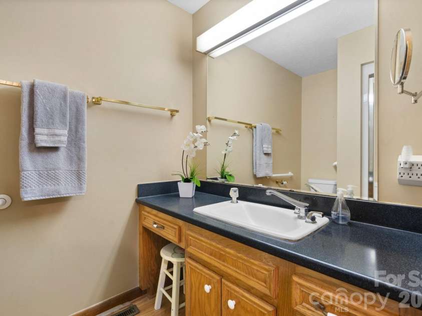3910 6th Street, Hickory, NC 28601.  MLS# CAR4216822, YatesRealty ID 2861. Ensuite
