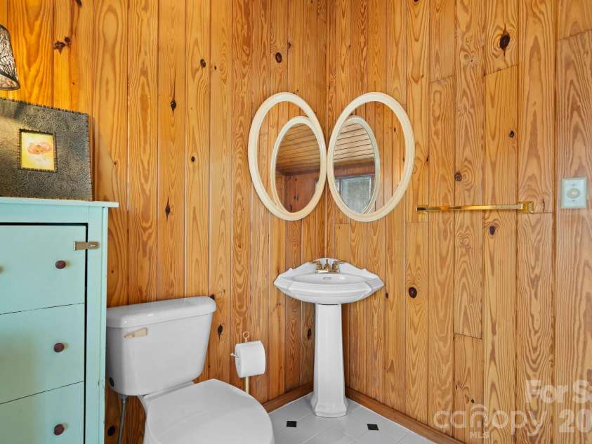 3910 6th Street, Hickory, NC 28601.  MLS# CAR4216822, YatesRealty ID 2861. Guest full bath and laundry room