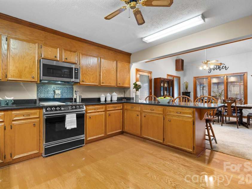 3910 6th Street, Hickory, NC 28601.  MLS# CAR4216822, YatesRealty ID 2861. Main Level Kitchen