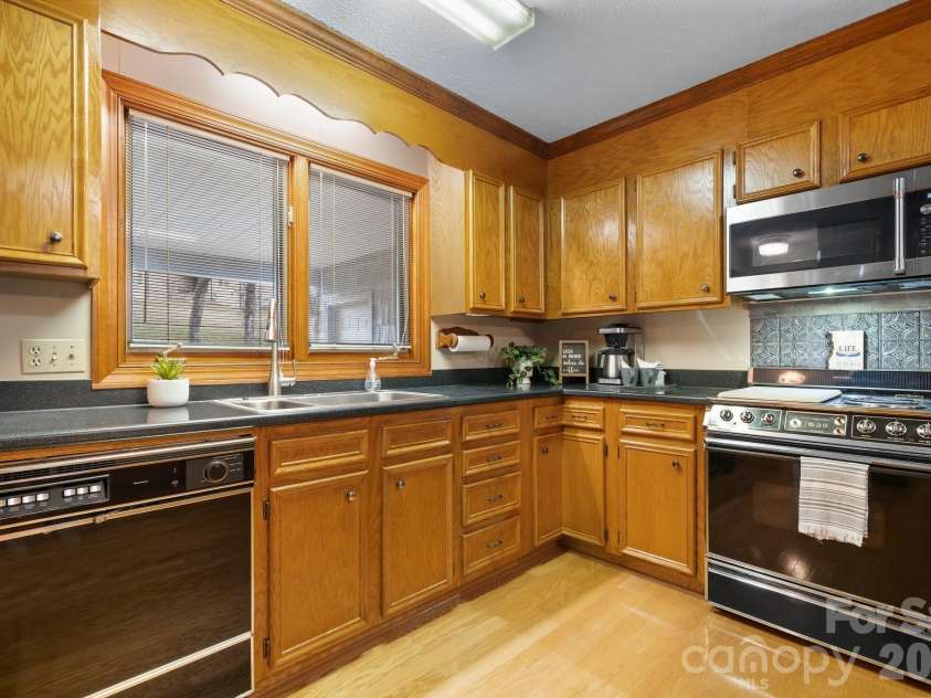 3910 6th Street, Hickory, NC 28601.  MLS# CAR4216822, YatesRealty ID 2861. Main Level Kitchen