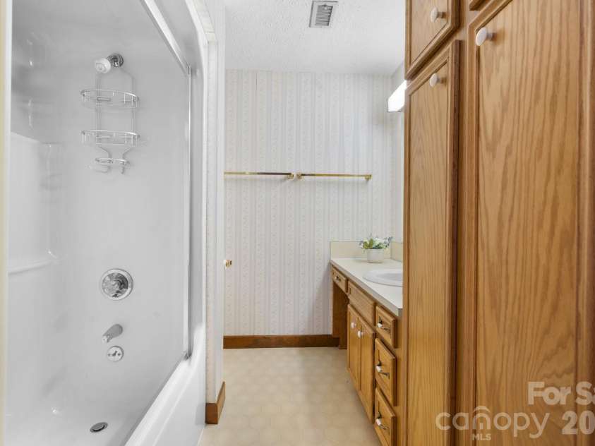 3910 6th Street, Hickory, NC 28601.  MLS# CAR4216822, YatesRealty ID 2861. Upstairs full Ba.