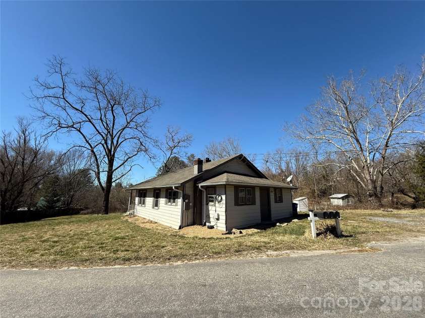 40 Little Knob Road, Asheville, NC 28803.  MLS# CAR4381380, YatesRealty ID 28612. 