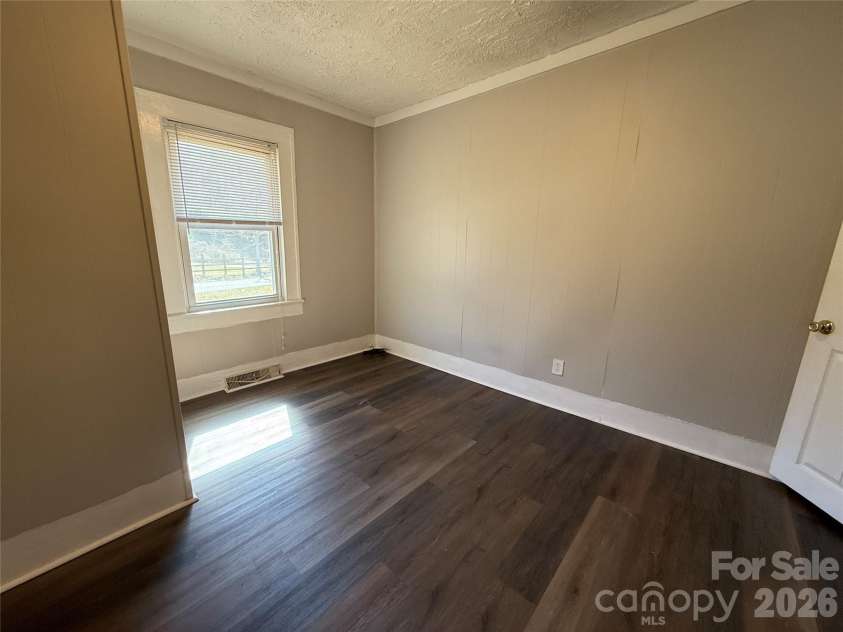 40 Little Knob Road, Asheville, NC 28803.  MLS# CAR4381380, YatesRealty ID 28612. 