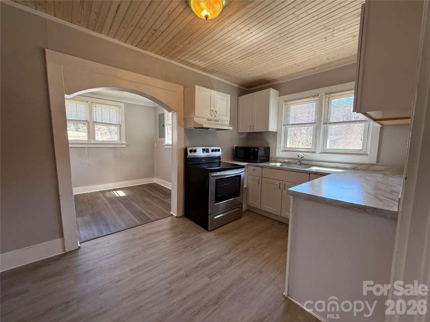 40 Little Knob Road, Asheville, NC 28803.  MLS# CAR4381380, YatesRealty ID 28612. 