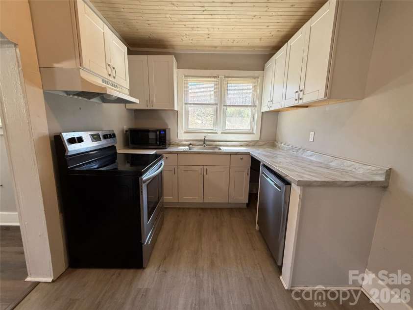40 Little Knob Road, Asheville, NC 28803.  MLS# CAR4381380, YatesRealty ID 28612. 