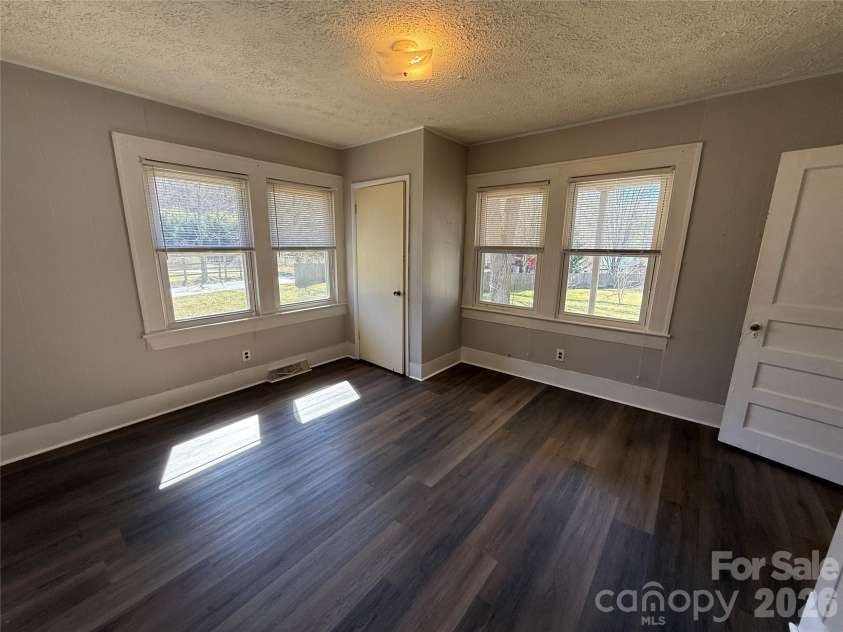 40 Little Knob Road, Asheville, NC 28803.  MLS# CAR4381380, YatesRealty ID 28612. 