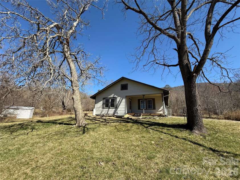 40 Little Knob Road, Asheville, NC 28803.  MLS# CAR4381380, YatesRealty ID 28612. 