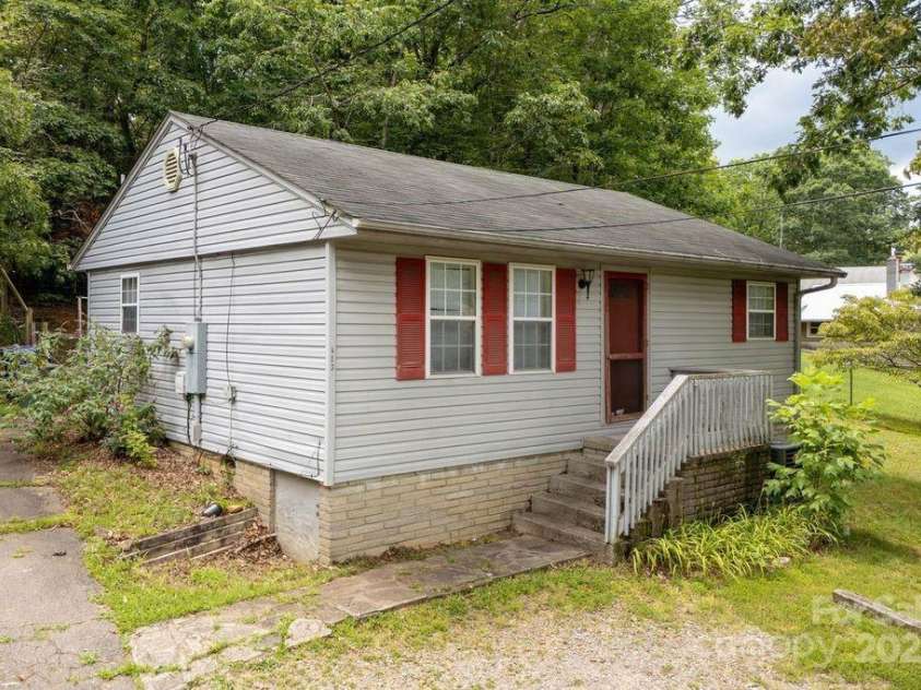 113 Fork Road, Black Mountain, NC 28711.  MLS# CAR4282428, YatesRealty ID 28613. 