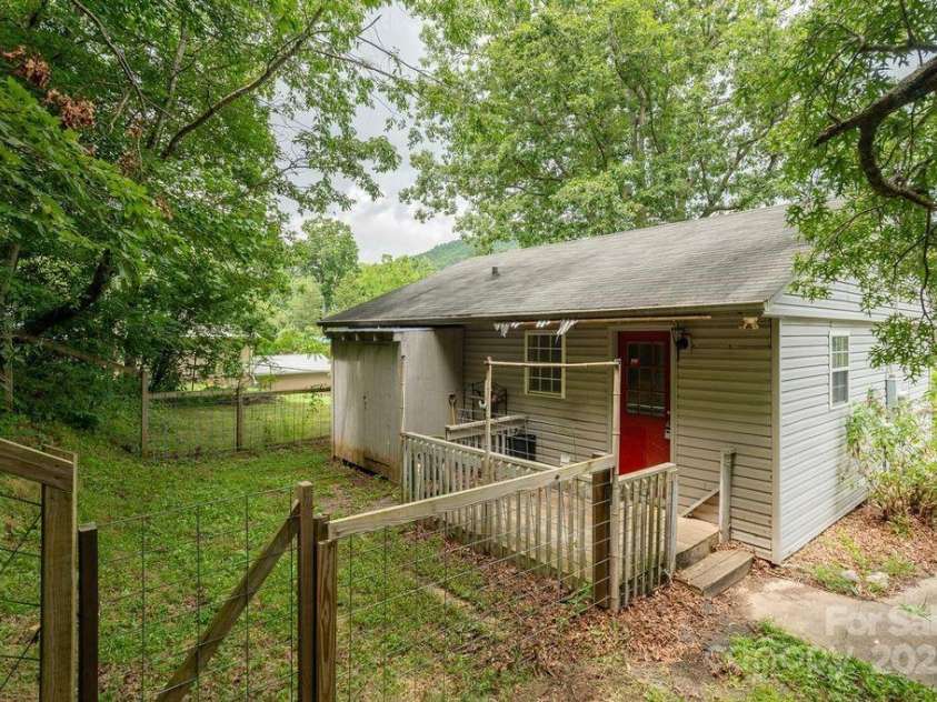 113 Fork Road, Black Mountain, NC 28711.  MLS# CAR4282428, YatesRealty ID 28613. 