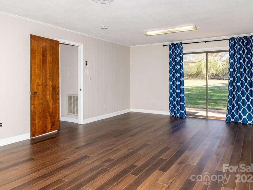 2650 31st Street Court, Hickory, NC 28601.  MLS# CAR4241492, YatesRealty ID 28614. 