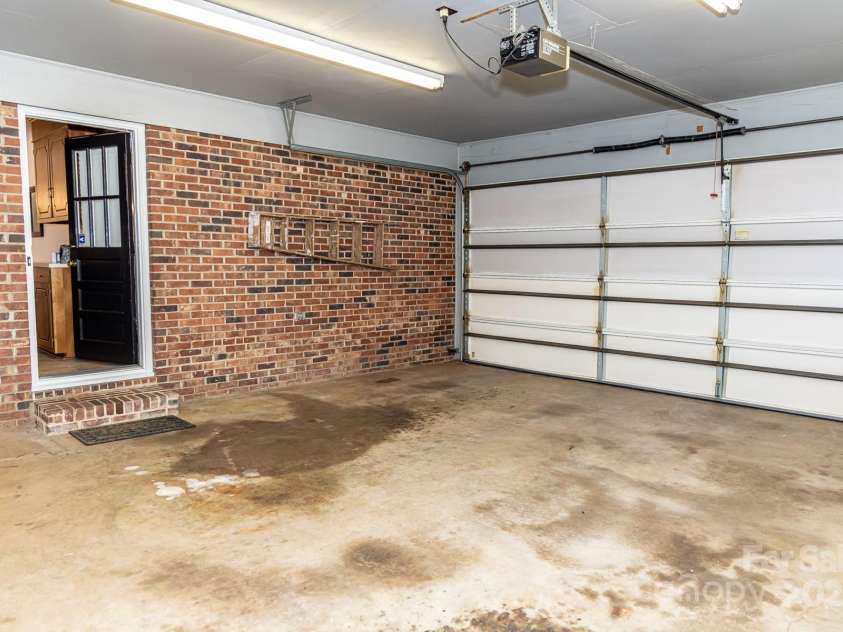 2650 31st Street Court, Hickory, NC 28601.  MLS# CAR4241492, YatesRealty ID 28614. 