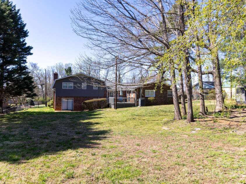 2650 31st Street Court, Hickory, NC 28601.  MLS# CAR4241492, YatesRealty ID 28614. 