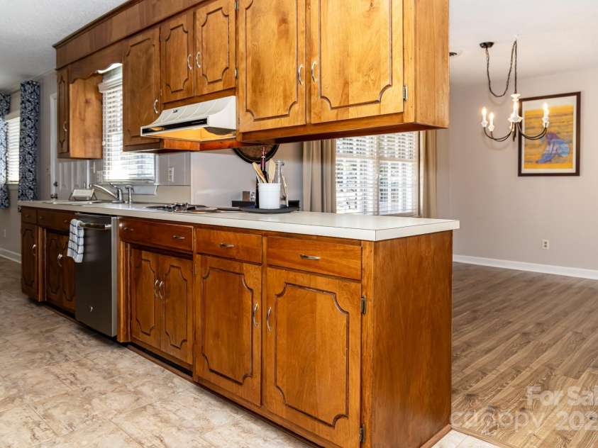 2650 31st Street Court, Hickory, NC 28601.  MLS# CAR4241492, YatesRealty ID 28614. Main kitchen