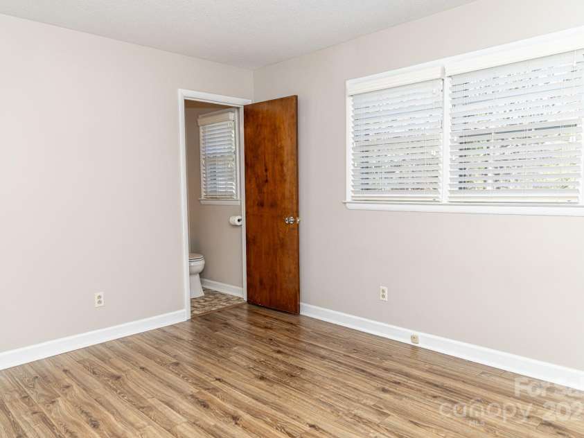 2650 31st Street Court, Hickory, NC 28601.  MLS# CAR4241492, YatesRealty ID 28614. Primary