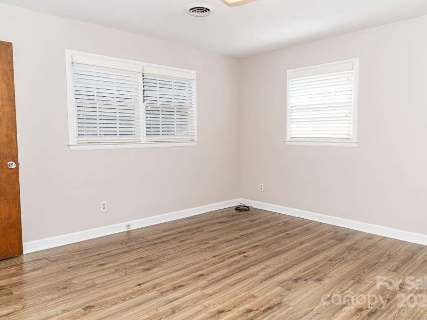 2650 31st Street Court, Hickory, NC 28601.  MLS# CAR4241492, YatesRealty ID 28614. Upper primary bedroom ensuite