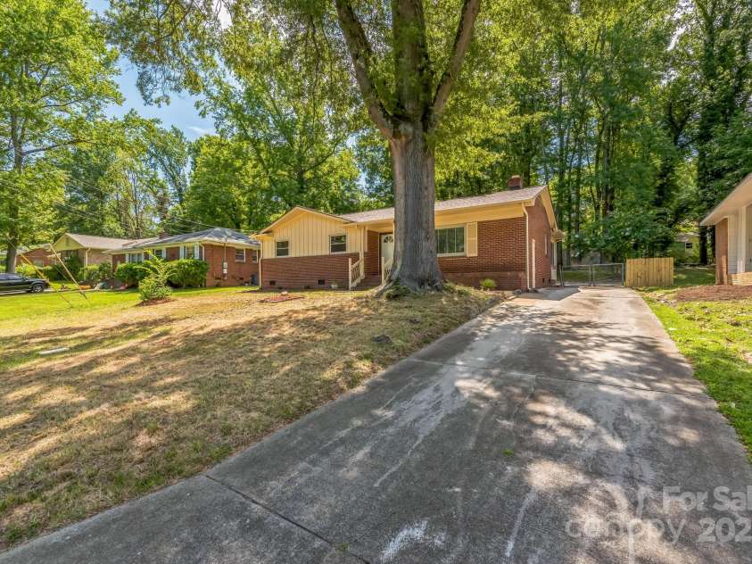 5326 Dolphin Lane, Charlotte, NC 28215.  MLS# CAR4281543, YatesRealty ID 28615. 