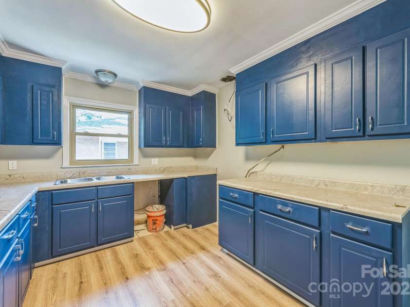 5326 Dolphin Lane, Charlotte, NC 28215.  MLS# CAR4281543, YatesRealty ID 28615. 