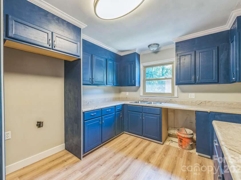 5326 Dolphin Lane, Charlotte, NC 28215.  MLS# CAR4281543, YatesRealty ID 28615. 