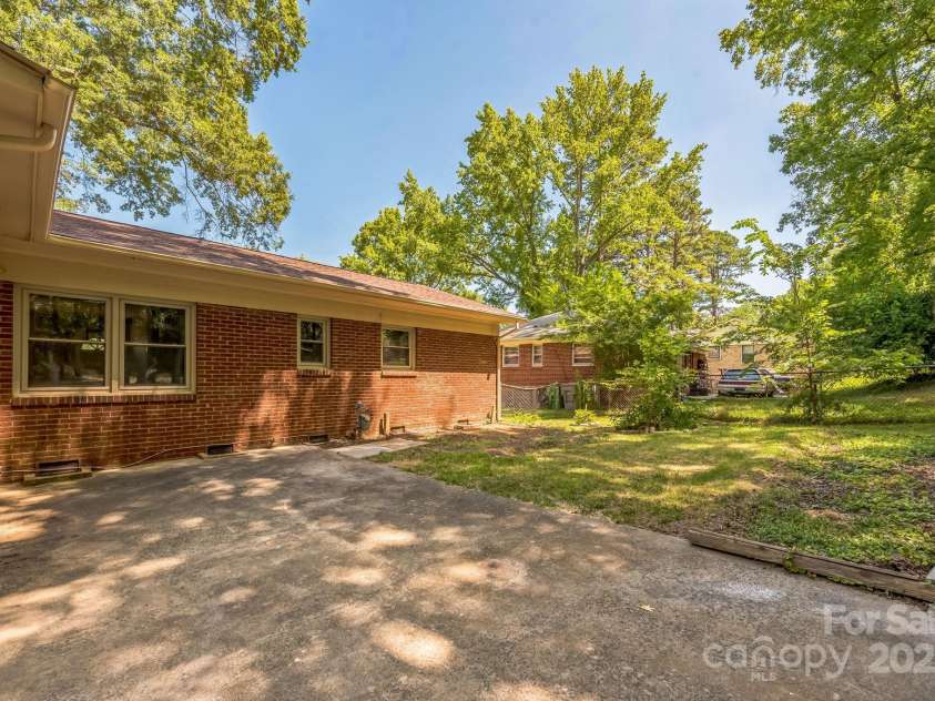 5326 Dolphin Lane, Charlotte, NC 28215.  MLS# CAR4281543, YatesRealty ID 28615. 