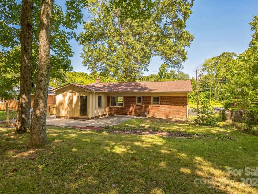 5326 Dolphin Lane, Charlotte, NC 28215.  MLS# CAR4281543, YatesRealty ID 28615. 