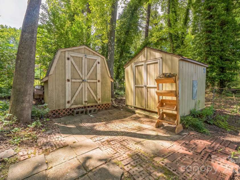 5326 Dolphin Lane, Charlotte, NC 28215.  MLS# CAR4281543, YatesRealty ID 28615. 