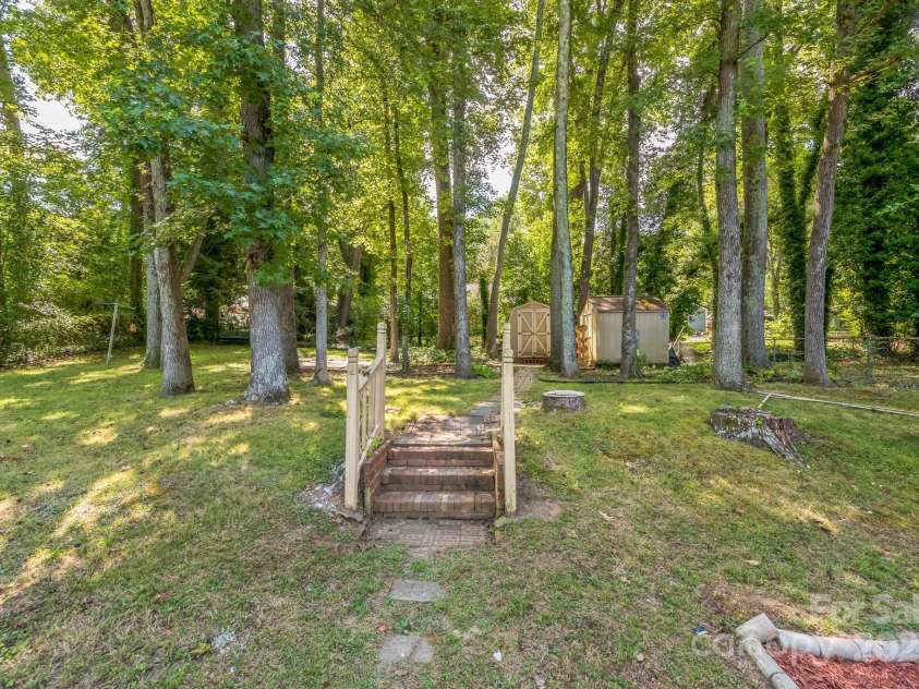 5326 Dolphin Lane, Charlotte, NC 28215.  MLS# CAR4281543, YatesRealty ID 28615. 