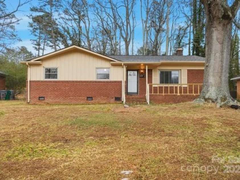 5326 Dolphin Lane, Charlotte, NC 28215.  MLS# CAR4333511, YatesRealty ID 28615. 