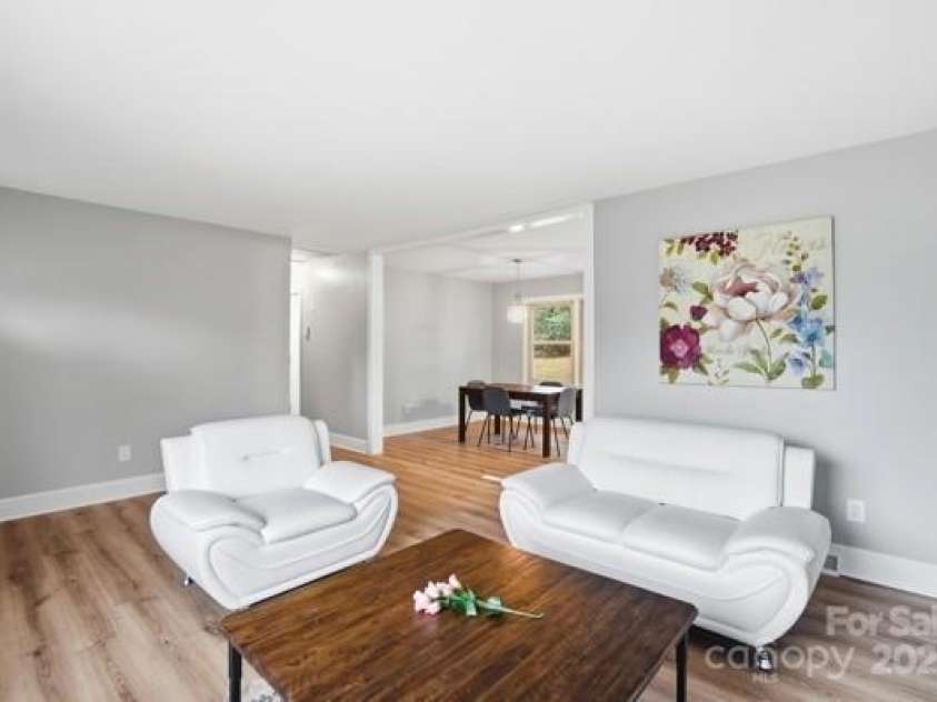 5326 Dolphin Lane, Charlotte, NC 28215.  MLS# CAR4333511, YatesRealty ID 28615. 