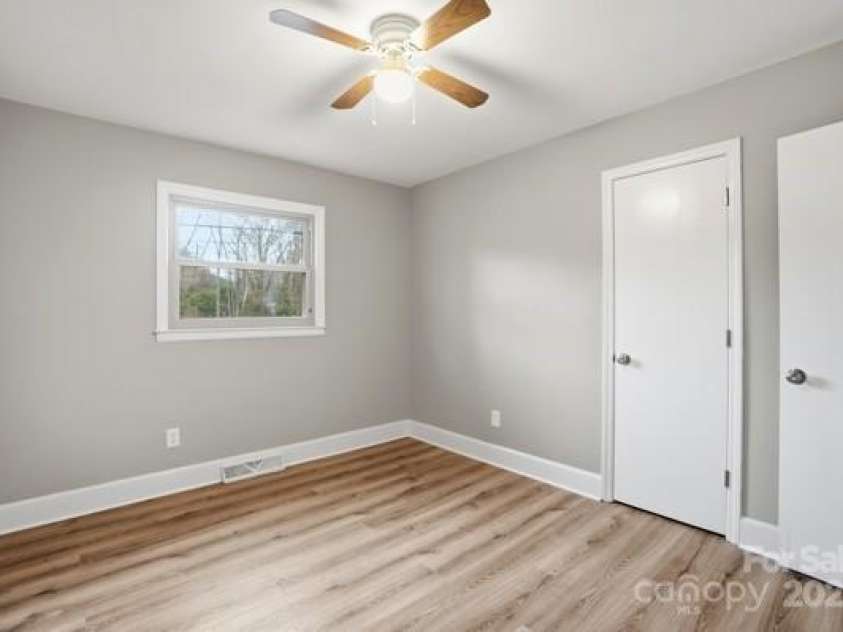 5326 Dolphin Lane, Charlotte, NC 28215.  MLS# CAR4333511, YatesRealty ID 28615. 