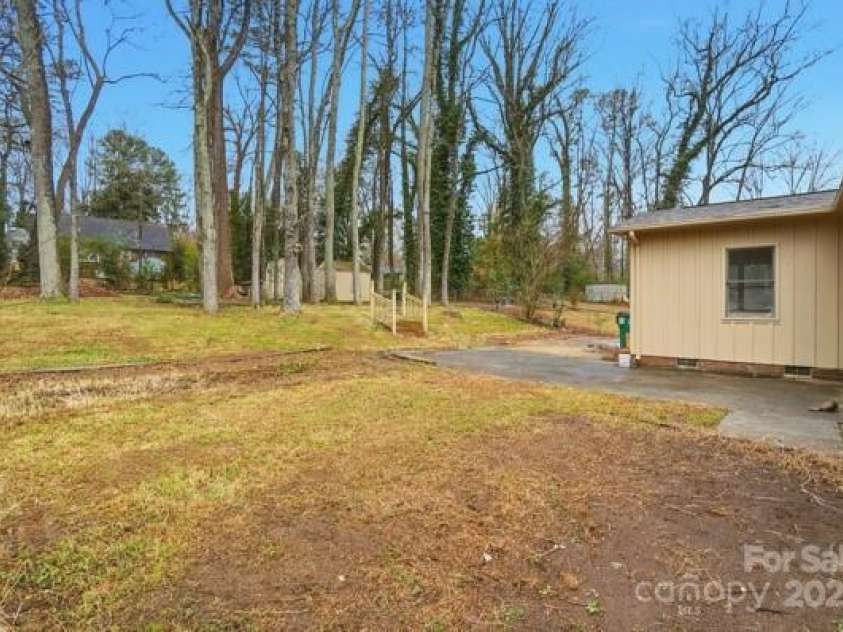 5326 Dolphin Lane, Charlotte, NC 28215.  MLS# CAR4333511, YatesRealty ID 28615. 