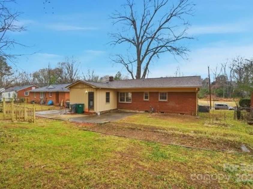 5326 Dolphin Lane, Charlotte, NC 28215.  MLS# CAR4333511, YatesRealty ID 28615. 