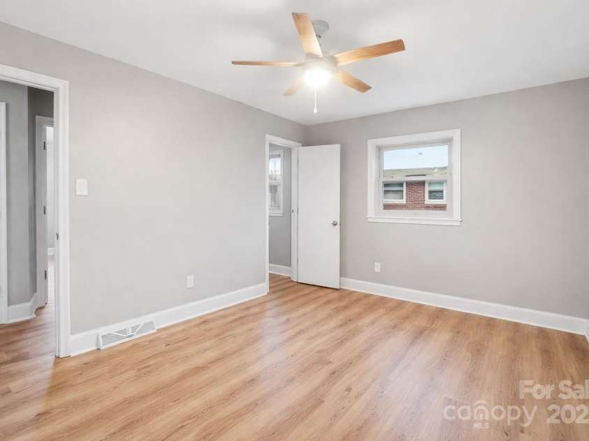 5326 Dolphin Lane, Charlotte, NC 28215.  MLS# CAR4333511, YatesRealty ID 28615. 