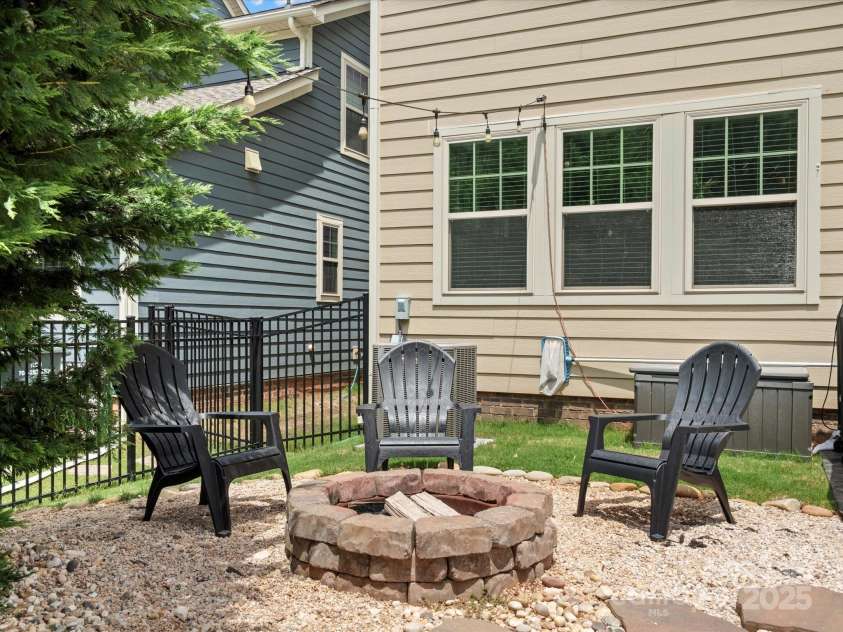 5013 Hamilton Mill Drive, Waxhaw, NC 28173.  MLS# CAR4256031, YatesRealty ID 28618. 