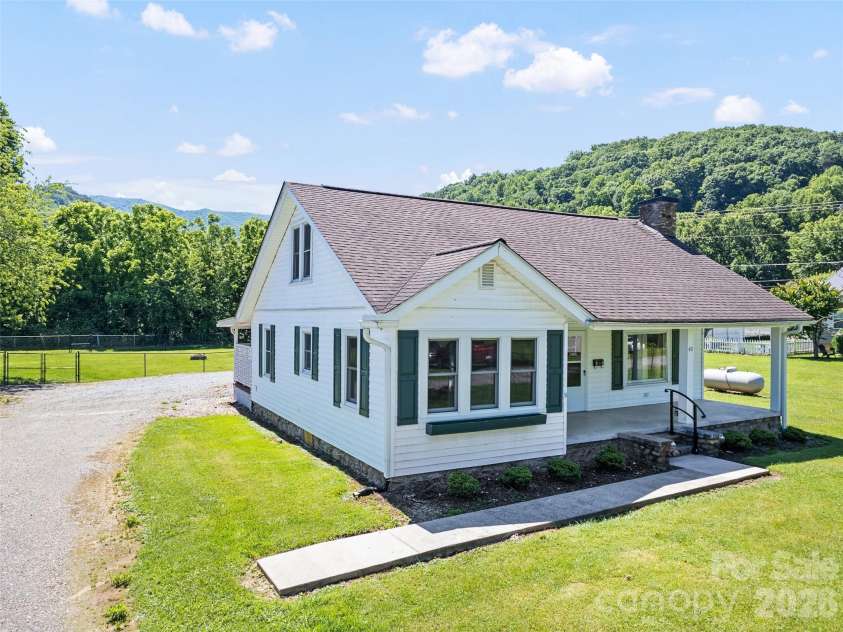40 Avery Street, Waynesville, NC 28786.  MLS# CAR4390251, YatesRealty ID 28619. 