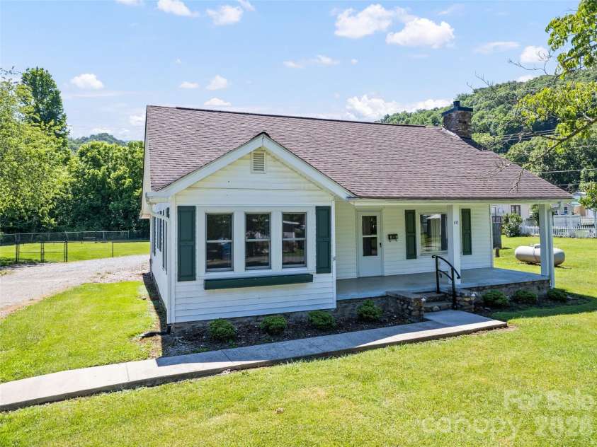 40 Avery Street, Waynesville, NC 28786.  MLS# CAR4390251, YatesRealty ID 28619. 
