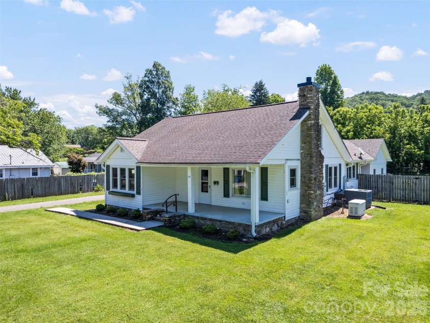 40 Avery Street, Waynesville, NC 28786.  MLS# CAR4390251, YatesRealty ID 28619. 