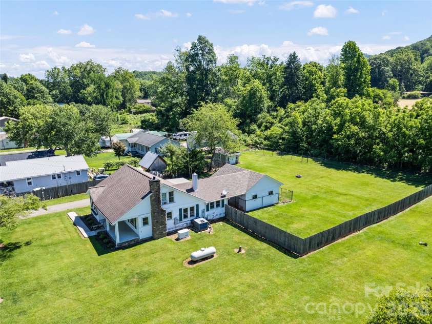 40 Avery Street, Waynesville, NC 28786.  MLS# CAR4390251, YatesRealty ID 28619. 